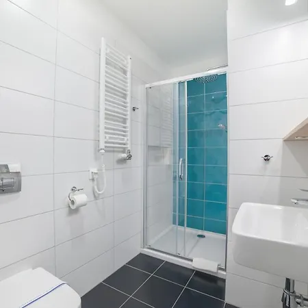 Traffic Stare Hotel 2*